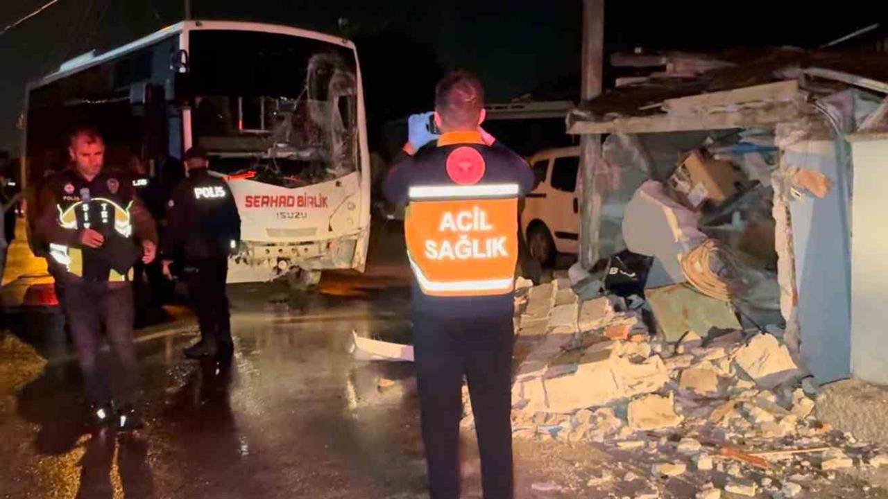 Edirne'de Minibüs Ev Duvarına Çarptı: Yaralı Yok