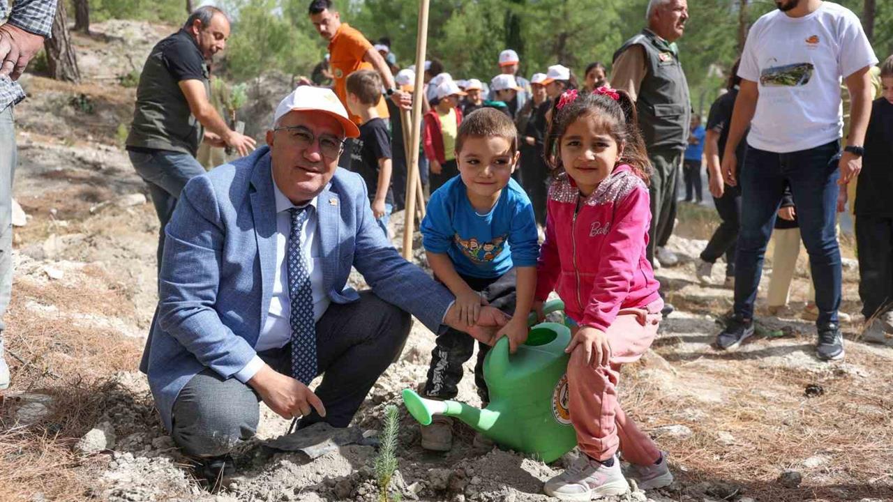 Çameli'de Minik Ellerden Doğaya Fidan Desteği