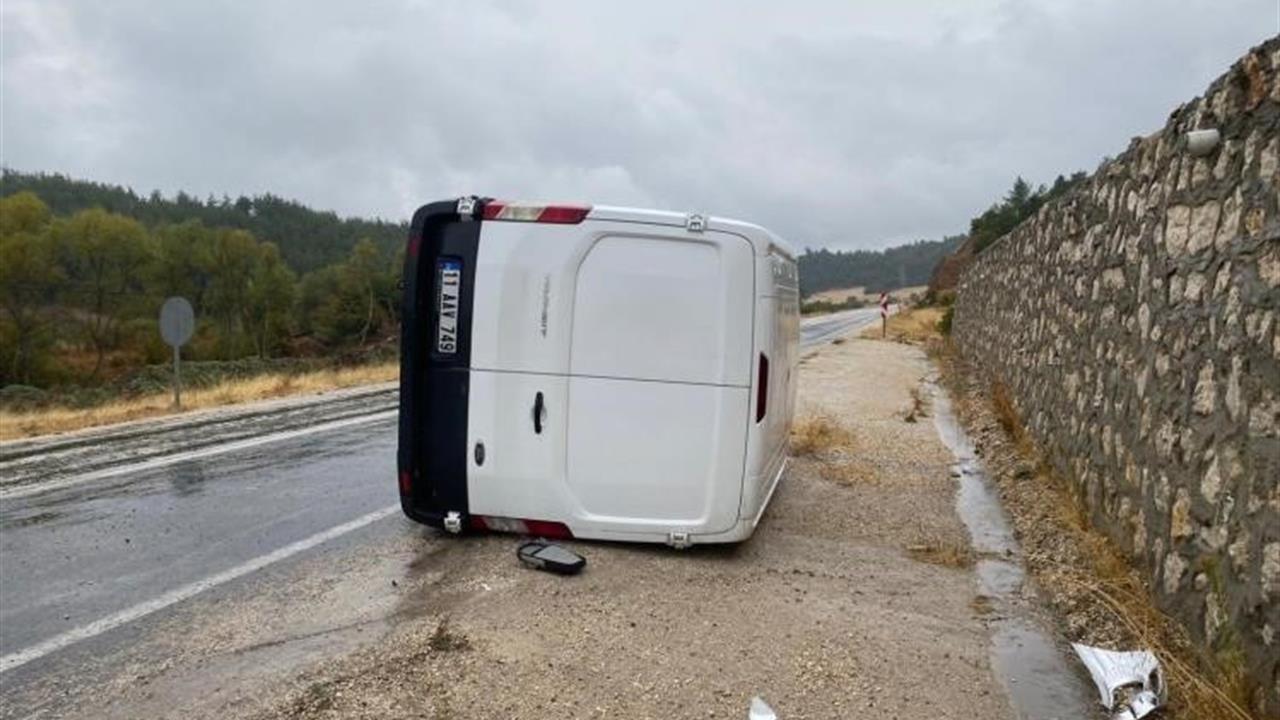 Bilecik'te Kamyonet Devrildi: Sürücü Yaralı