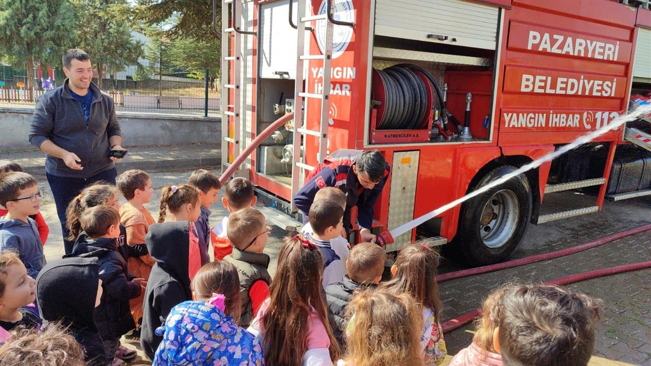 Pazaryeri'nde Minik Öğrenciler İtfaiyeciliği Tanıdı