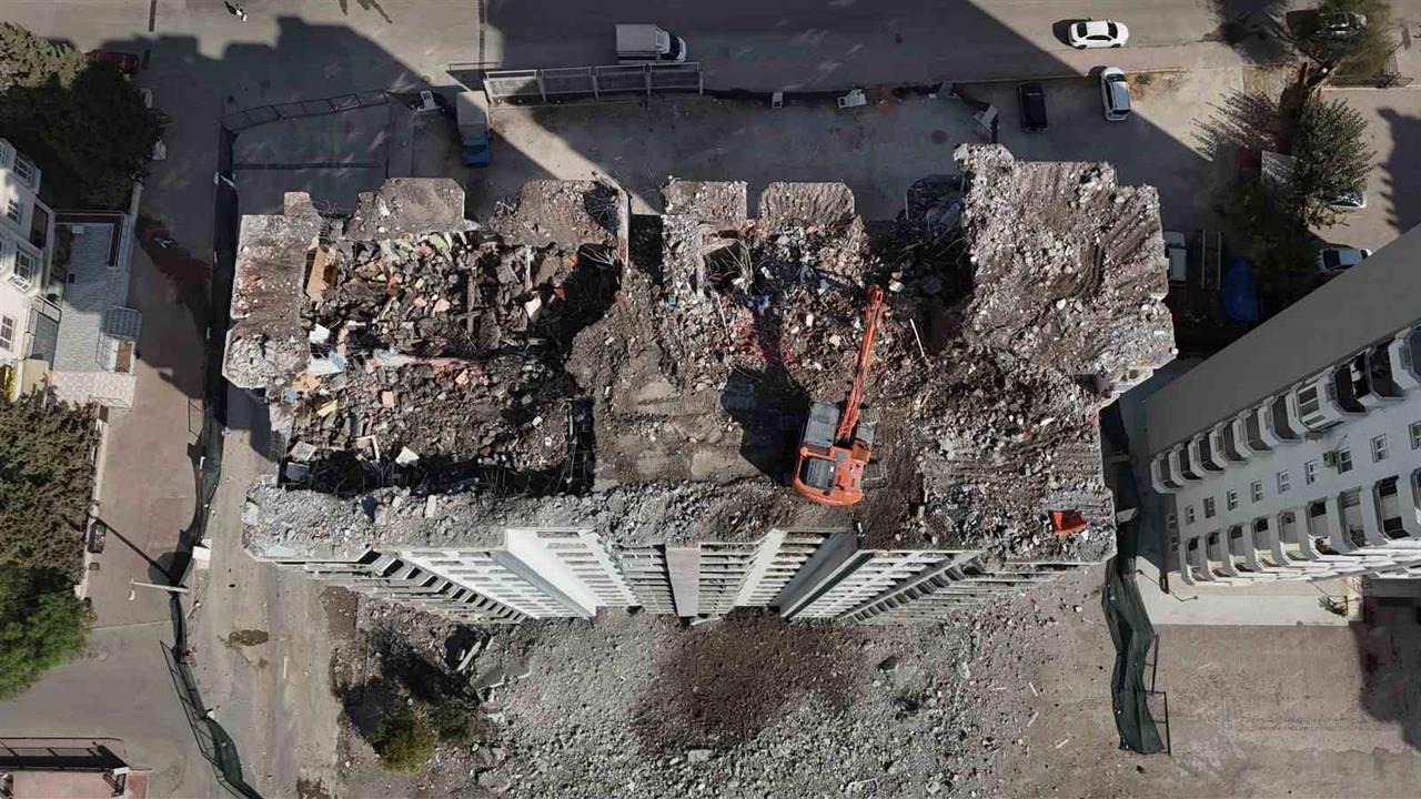 Adana'da Yıkılan Binalar Deprem Korkusunu Yeniden Canlandırıyor