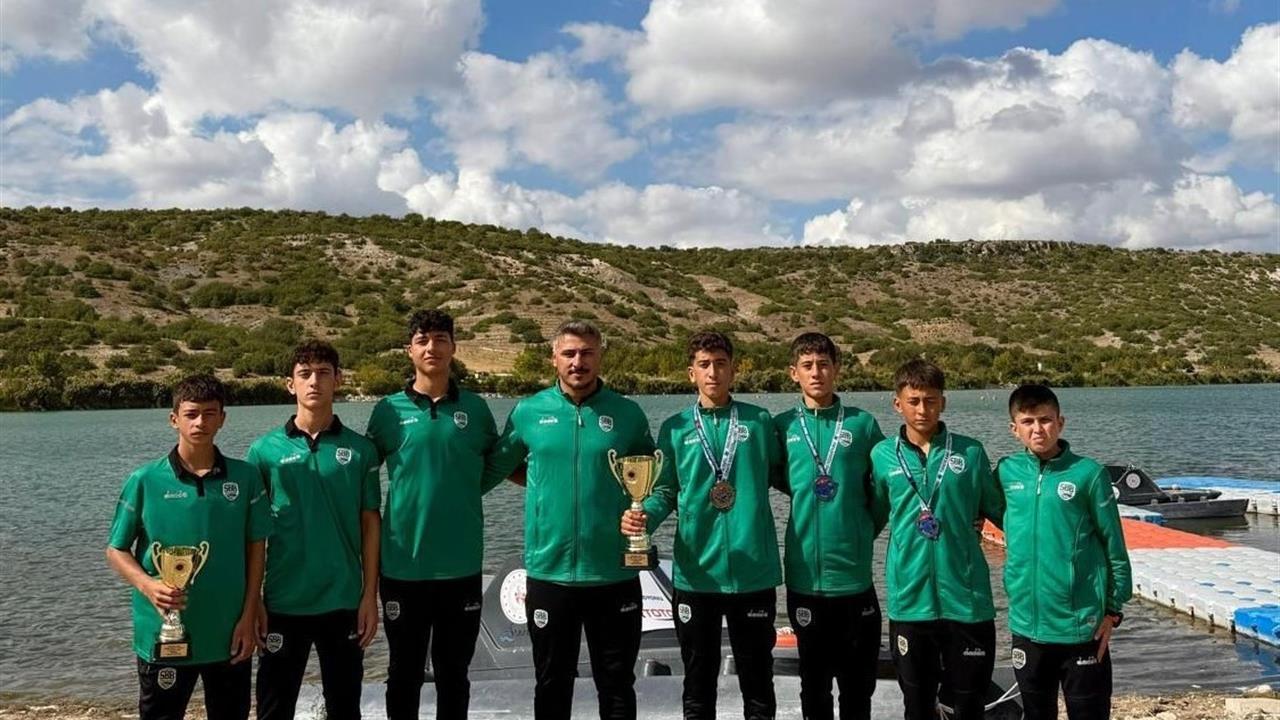 Sakarya Büyükşehir Sporcuları Eskişehir'de İkincilik Kupası Kaldırdı