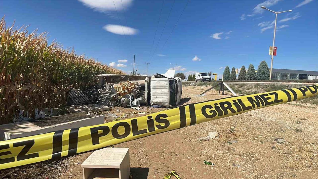 Karaman’da Kamyonet Devrildi: 2 Yaralı