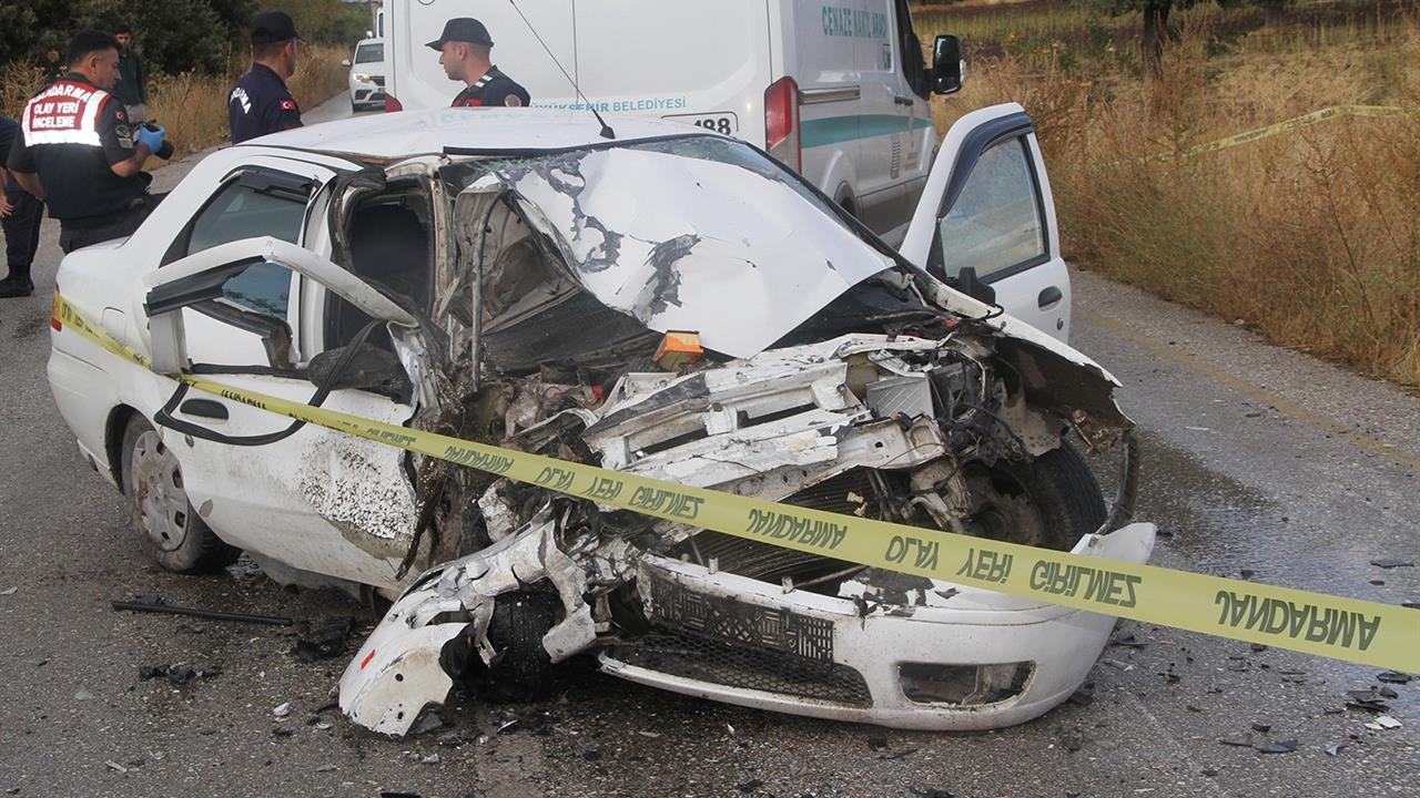Manisa'da Kafa Kafaya Çarpışma: 1 Ölü, 2 Yaralı