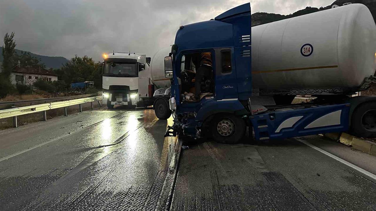 Burdur'da Tır Kazası: Yol Kapatıldı