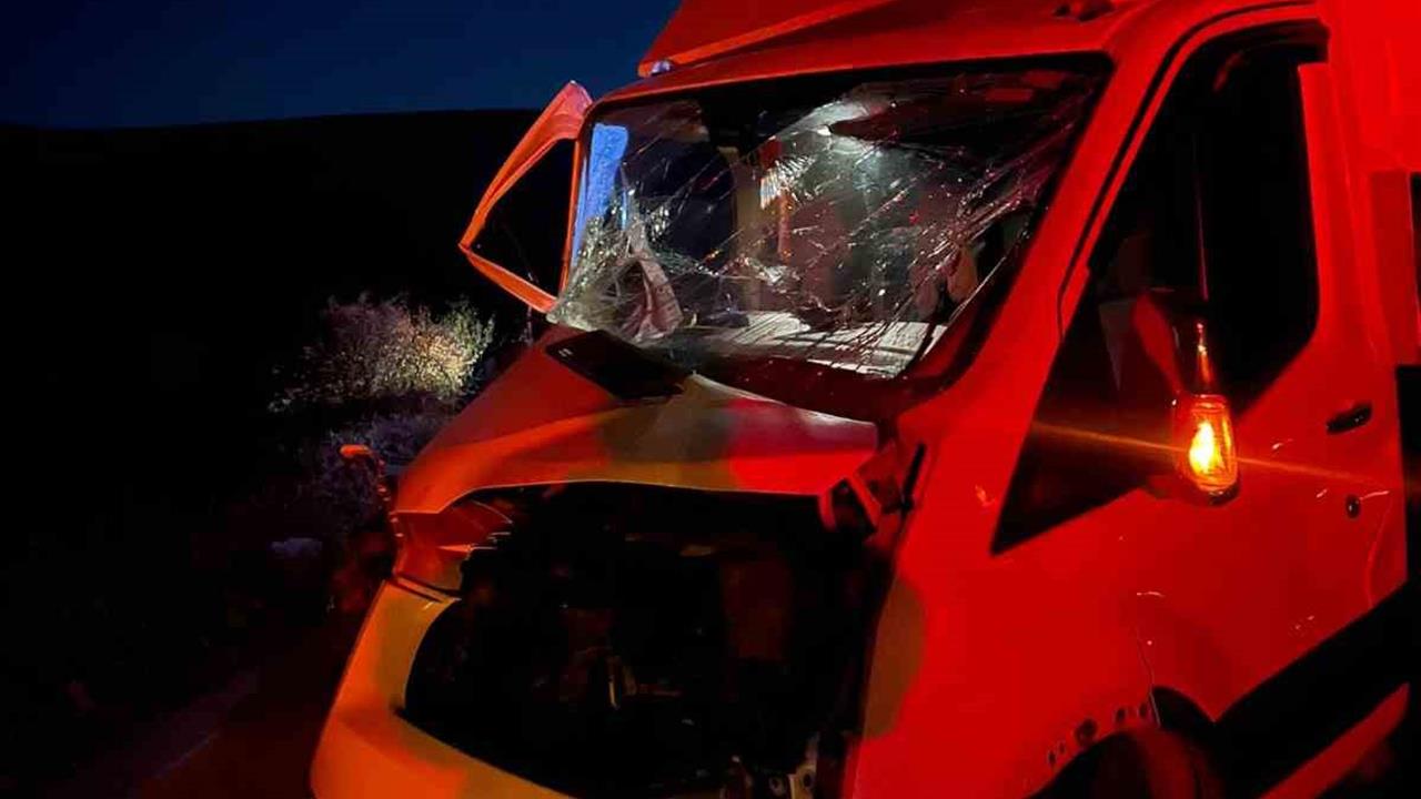 Mardin'de Kamyonet ve Traktör Çarpıştı: 2 Yaralı