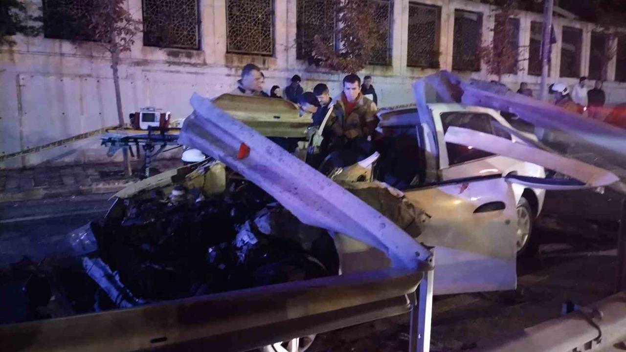 Ümraniye'de Kontrolü Kaybeden Otomobil Bariyere Çarptı: 1 Ölü
