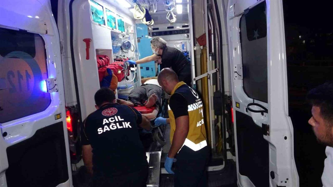 Antalya'da Tır ve Otomobil Çarpıştı: Tır Sürücüsü Sıkıştı