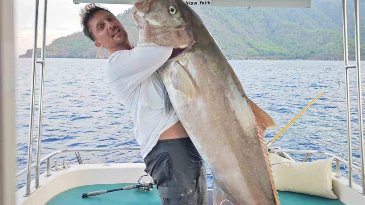 Antalya’da Amatör Balıkçılar Dev Balığı Yakaladı, Gelirini Bağışladı