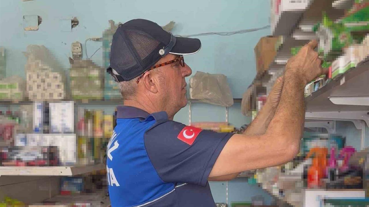 Mersin'de Bakkalda Tarihi Geçmiş Gıda Ürünleri Ele Geçirildi: 2022 Yılına Ait Ürünler İmha Edildi