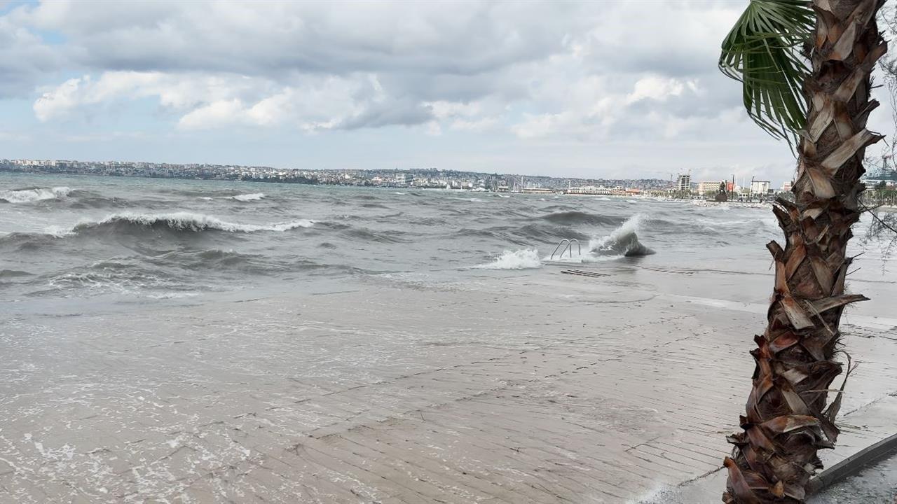 Büyükçekmece'de Lodos Etkisi: Dalgalar 5 Metreyi Aştı