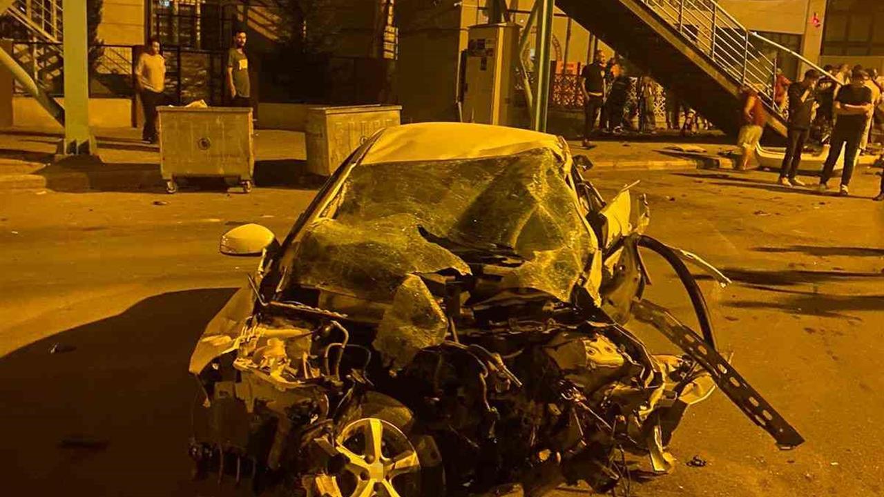 Şanlıurfa'da Üst Geçide Çarpan Otomobilde 1 Kişi Hayatını Kaybetti