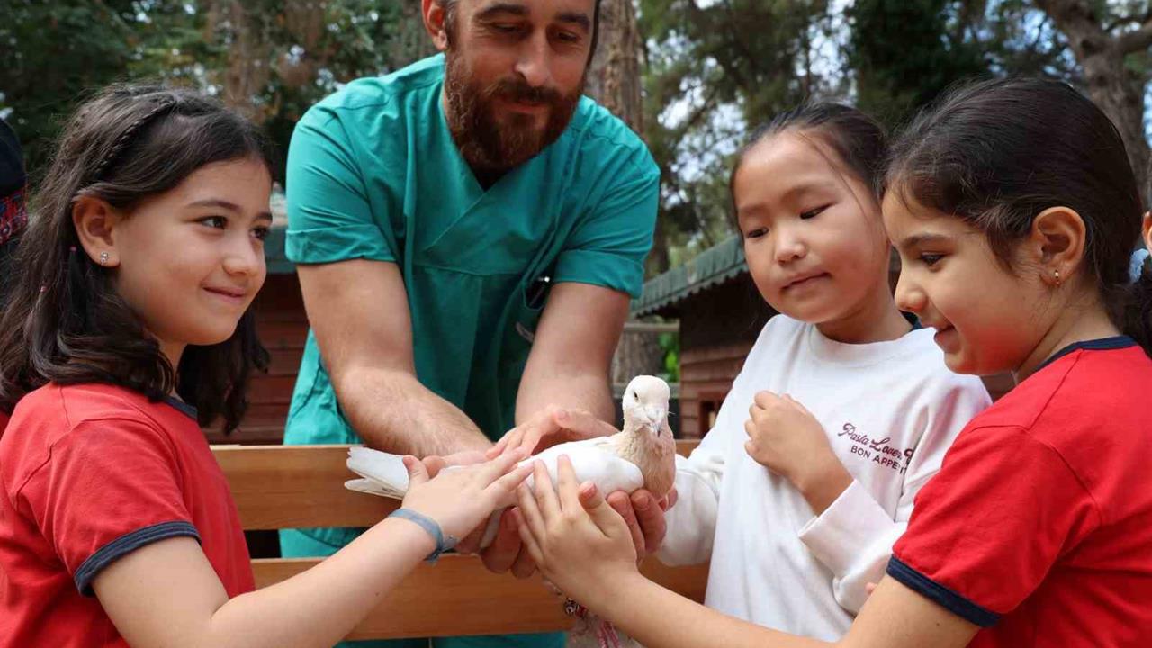 Antalya'da Çocuklar Güvercinleri Doğaya Saldı