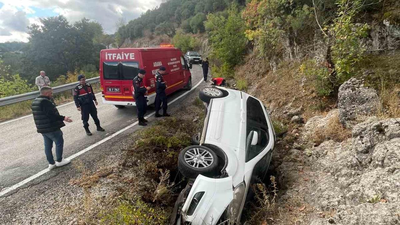 Balıkesir'de Direksiyon Hatası: Araç Şarampole Uçtu