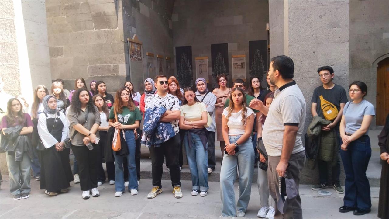 Kayseri'de Yeni Öğrencilere Kültür Yolu Turu Düzenlendi