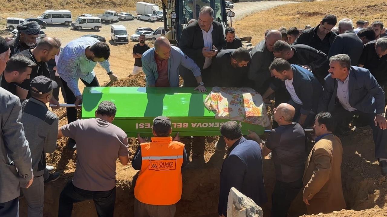 Yüksekova'da 15 Yaşındaki Arnisa Bozkurt Toprağa Verildi