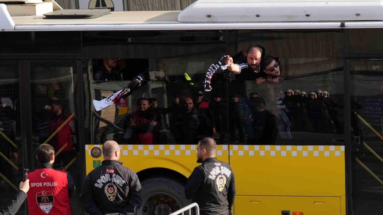 Beşiktaş Taraftarı Derbi İçin Stadyuma Gidiyor