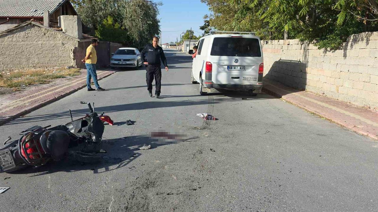 Aksaray'da Kamyonet ile Motosiklet Çarpıştı: 3 Yaralı