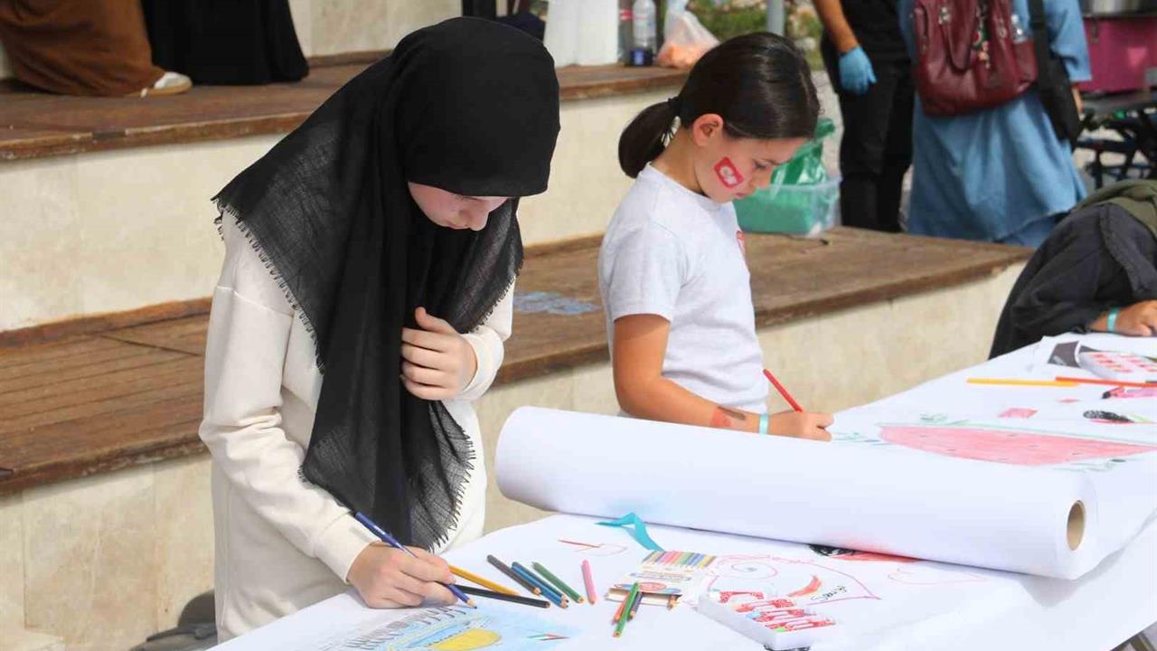 Fethiye'de Çocuklar Filistinli Akranları İçin Resim Çizdi