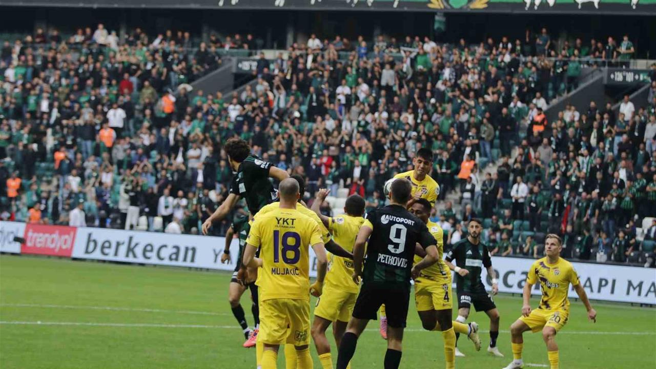 Kocaelispor ve Eyüpspor Golsüz Beraberlikle İlk Yarıyı Tamamladı