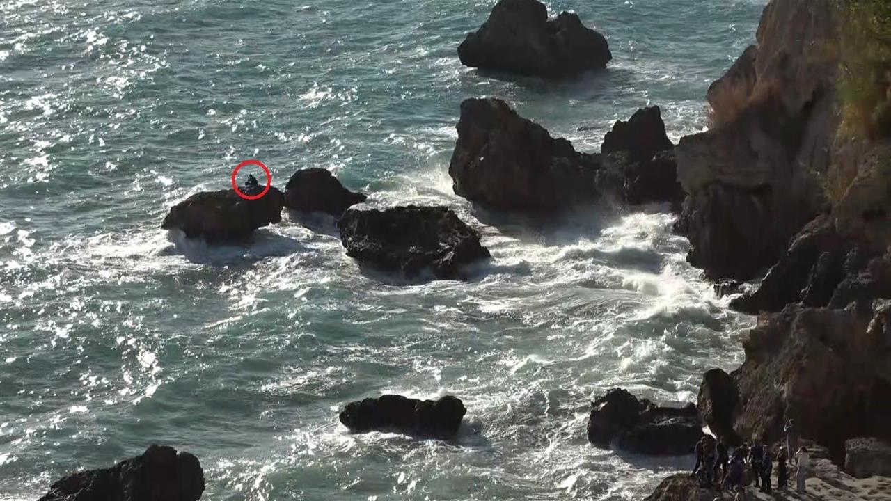 Antalya'da Kayalıklarda Mahsur Kalan Balıkçı Kurtarıldı