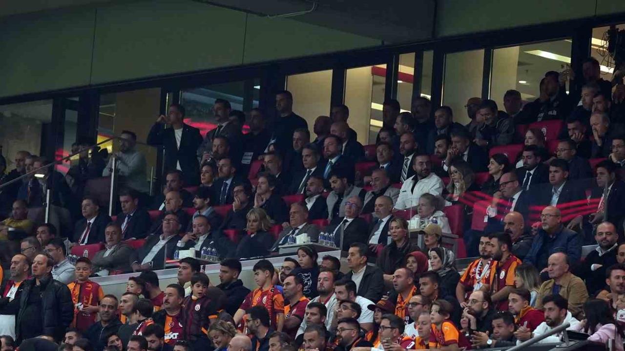 Vincenzo Montella Derbiyi Tribünden İzledi