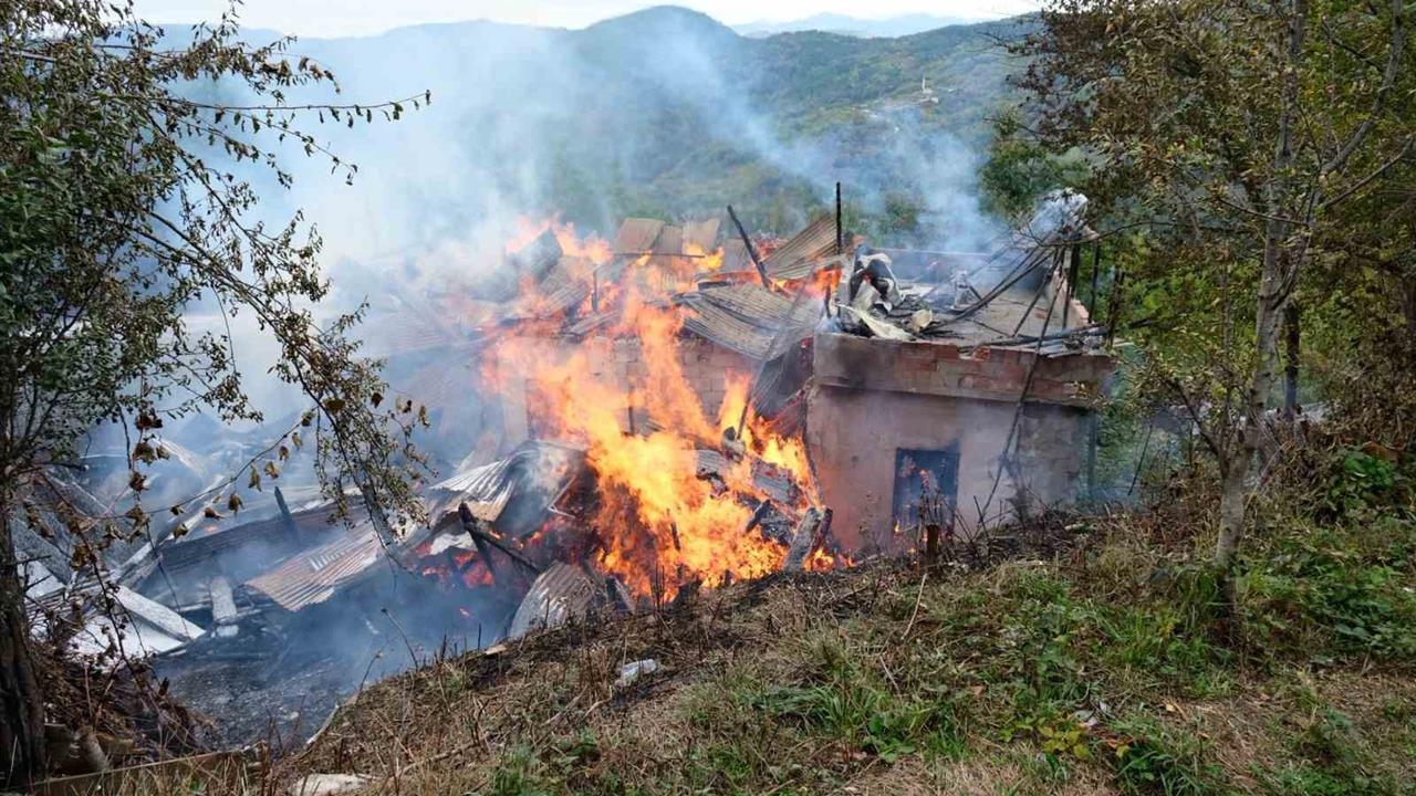 Bozkurt'ta Ahşap Ev Yangında Küle Döndü