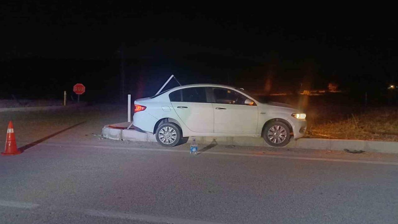 Çorum'da Otomobil Refüje Çarptı: 3 Kişi Hafif Yaralandı