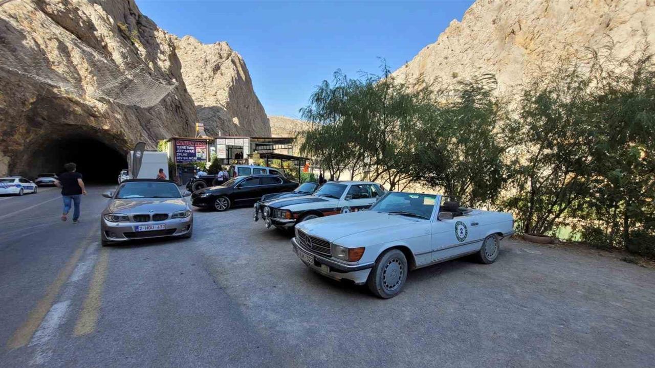 Belçika Klasik Araç Tutkunları Kemaliye’yi Ziyaret Etti