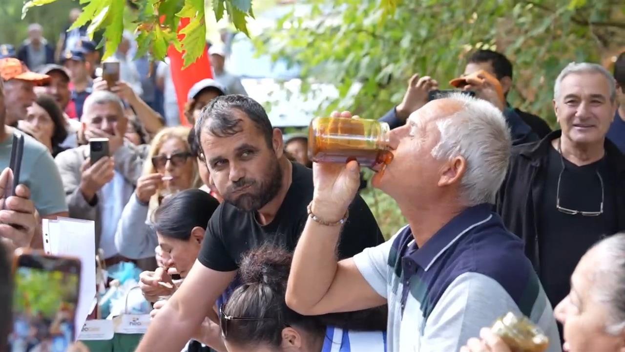 Balıkesir'de Bal Yeme Yarışması: 1 Kilogram Bal 2 Dakikada