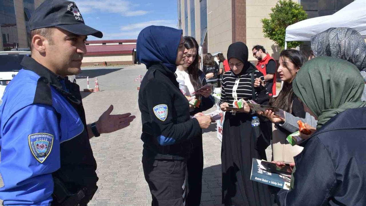 Kars'ta Öğrencilere Güvenlik Bilgilendirmesi Yapıldı