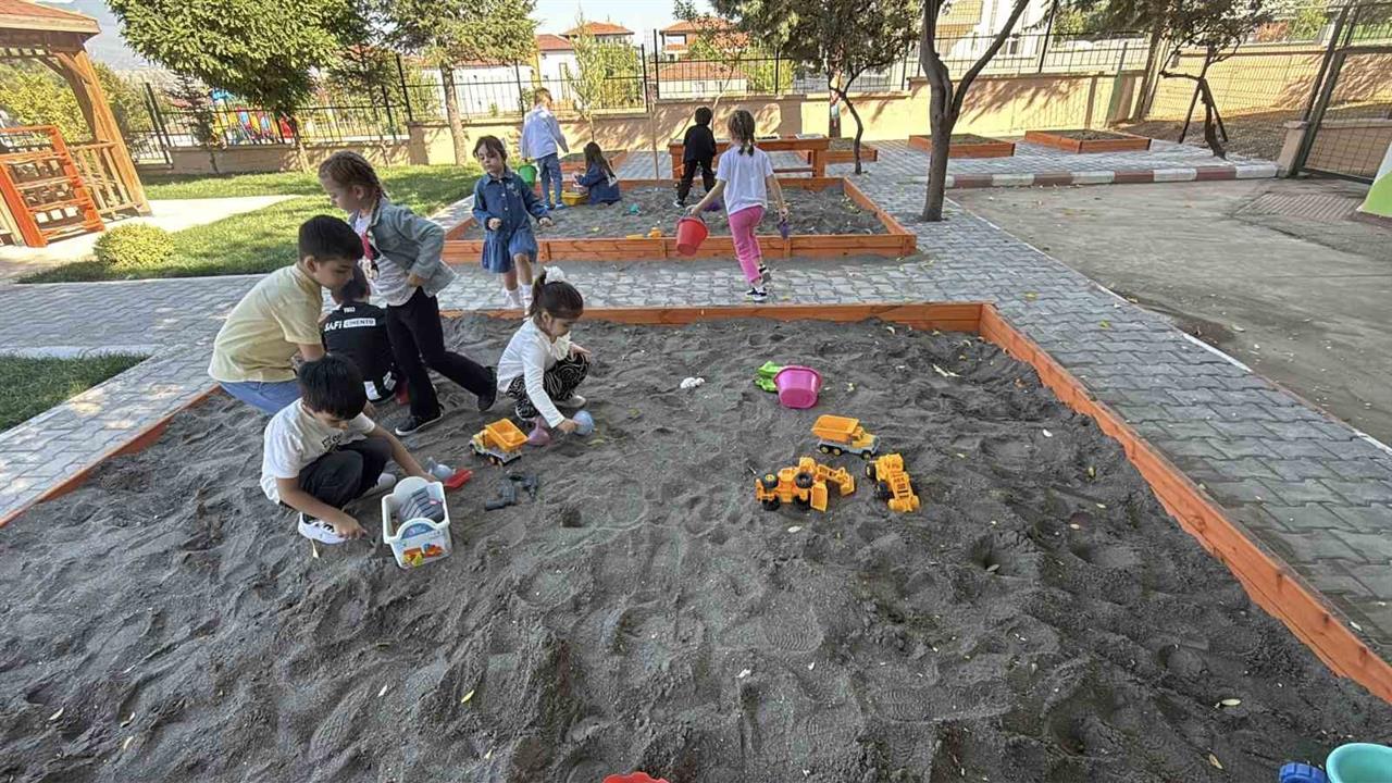 Erbaa'da Okul Bahçesi Sınıfa Dönüştü: Minikler Doğayla Öğreniyor