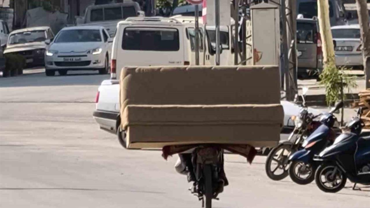 Erbaa'da Motosikletle Koltuk Taşıyan Vatandaş İlgi Odağı Oldu