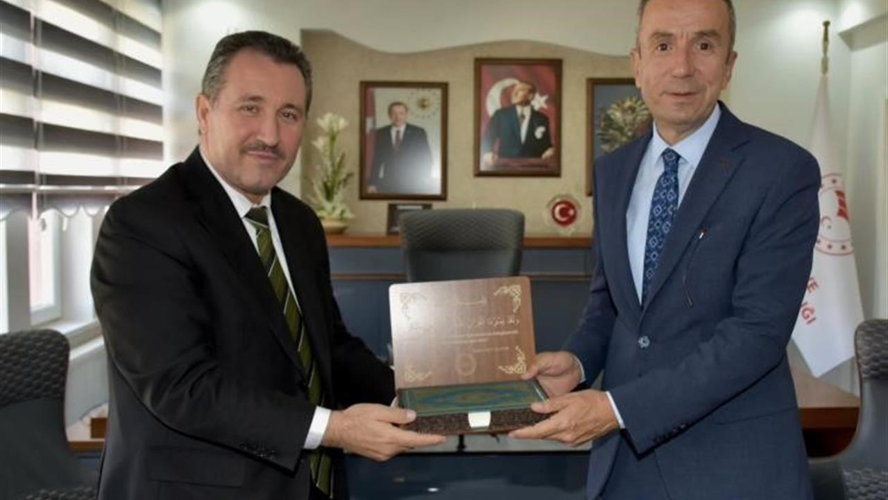 Bilecik'te Müftü Dilek'ten Tarım Müdürü Ayvalık'a Hediye