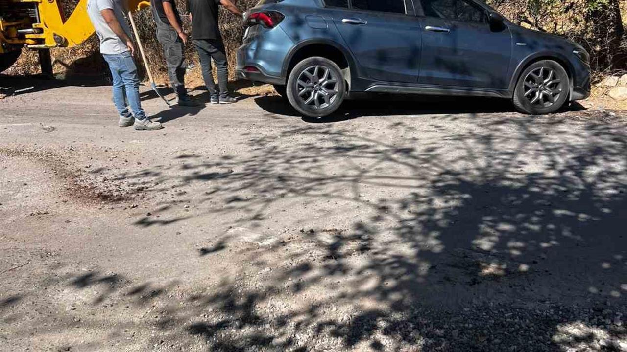 Kurtalan’da Çukura Düşen Araç Kepçe ile Kurtarıldı