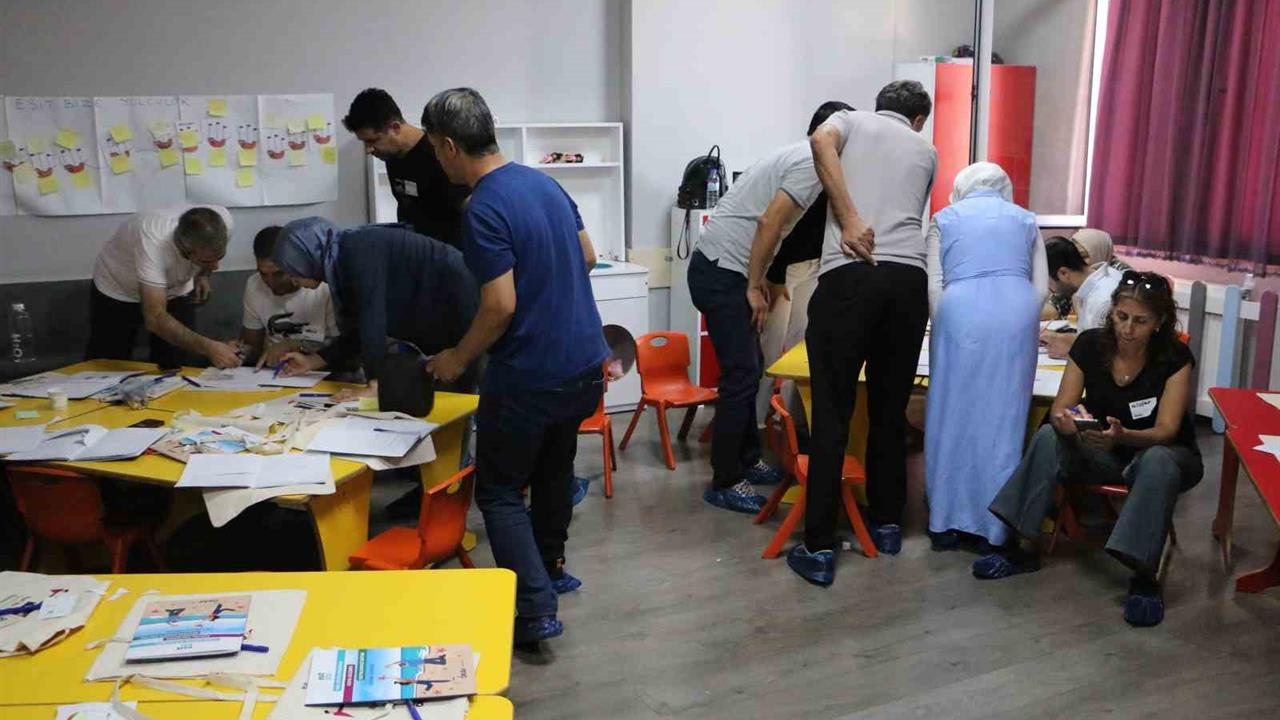 Diyarbakır'da Öğretmenlere Mesleki Gelişim Eğitimleri Devam Ediyor