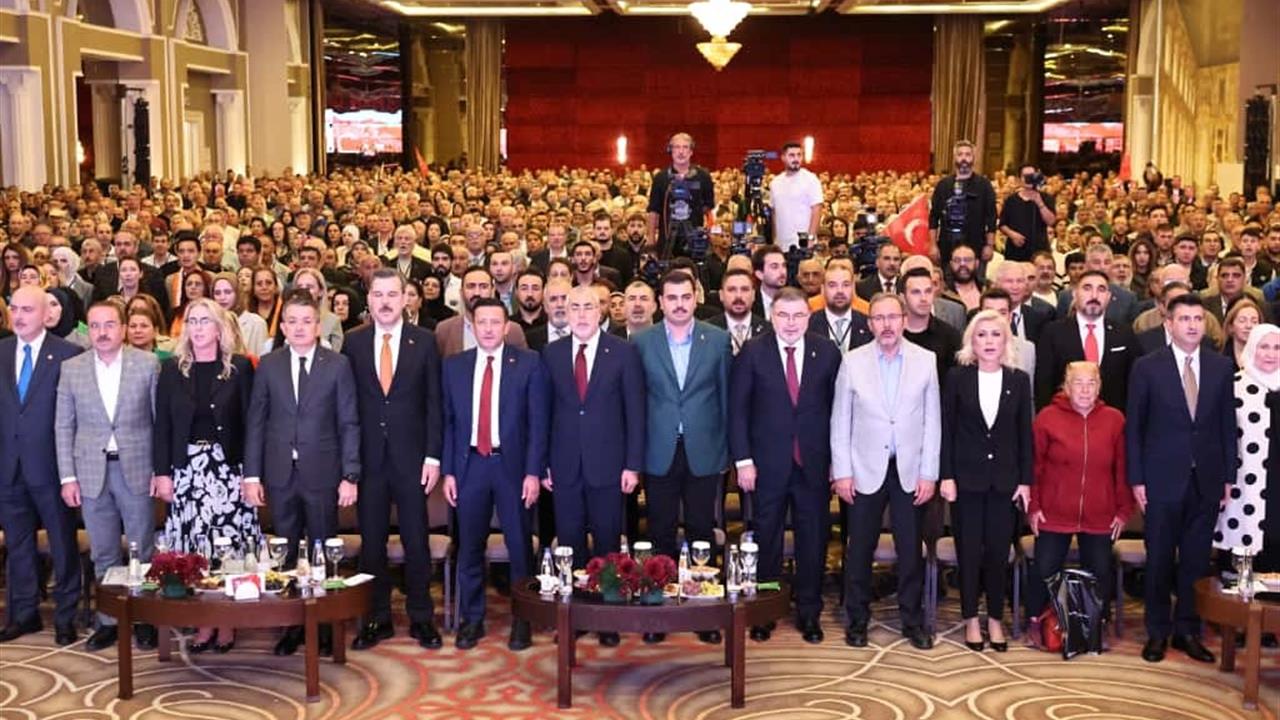 İzmir’de Çöp Dağları ve Su Kesintileri Eleştiriliyor