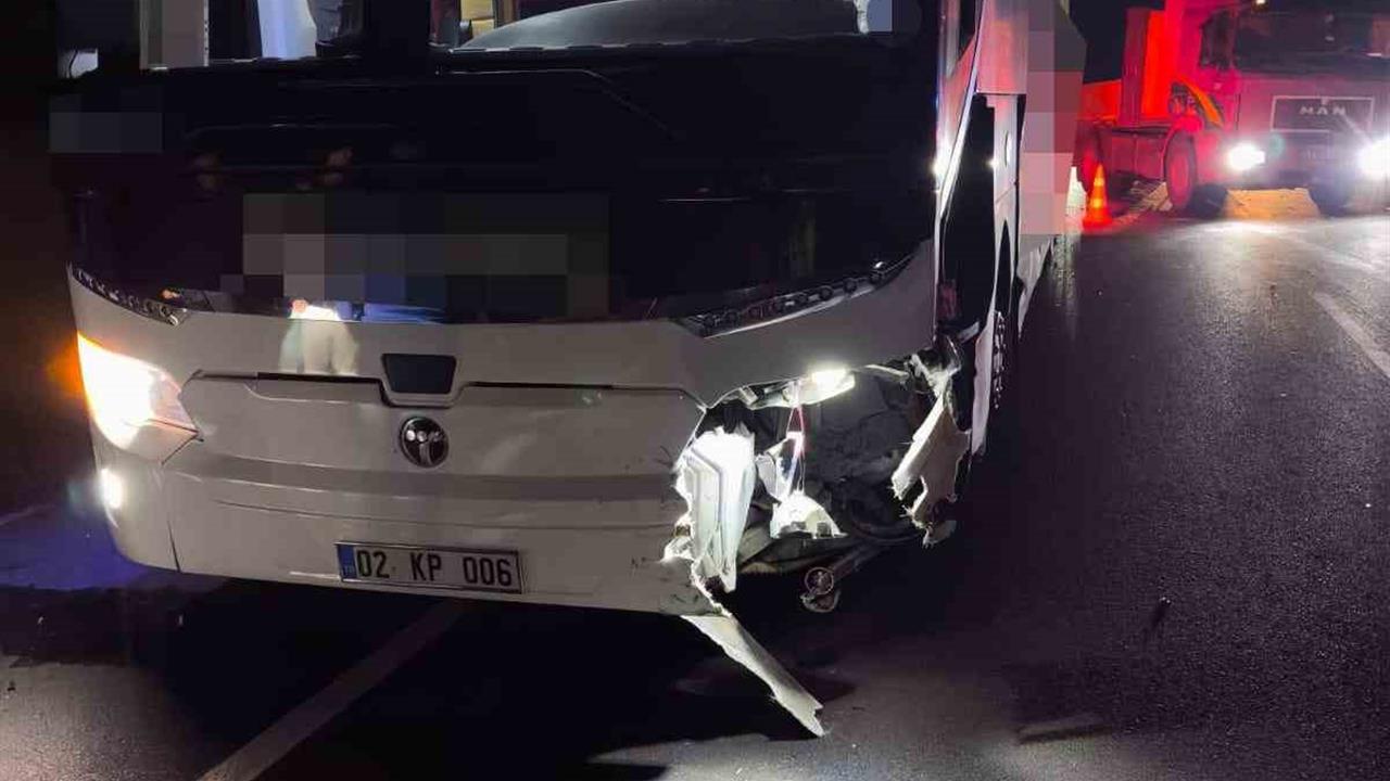 Isparta'da Otomobil Otobüse Çarptı: 1 Kişi Hayatını Kaybetti