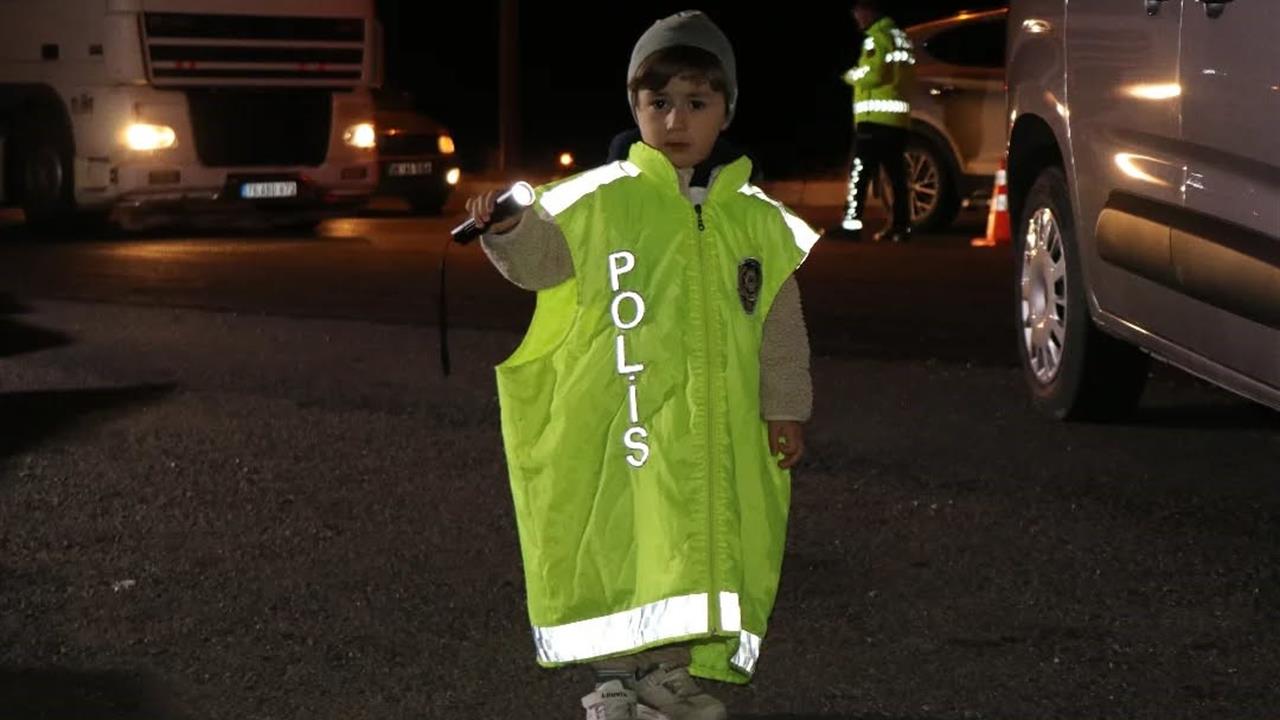 Ağrı Girişinde Minik Polis Neşesi: Güler Yüzler Oluşturdu