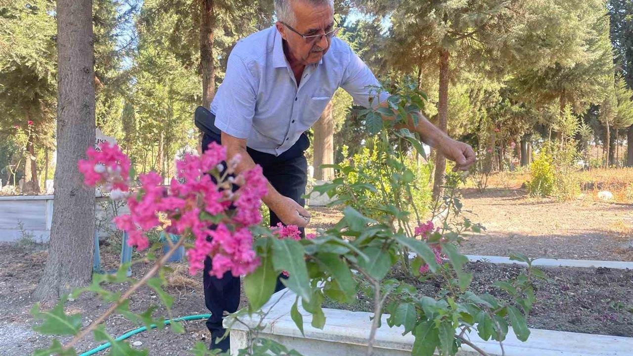 Hüseyin Öğretmen Mezarlığı Parka Dönüştürdü
