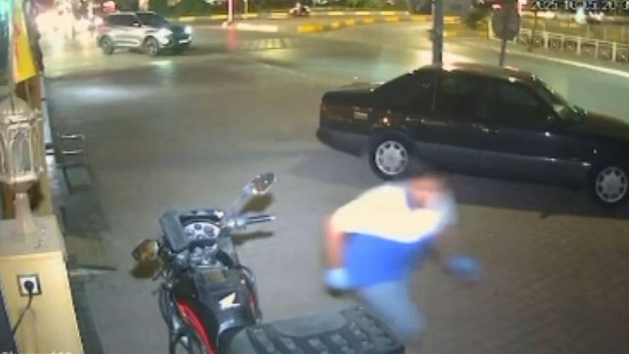 Adana'da Pastaneye El Bombası Atan Şüphelinin Görüntüleri Ortaya Çıktı