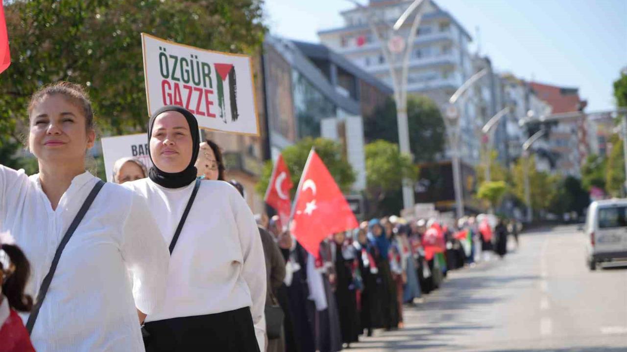 Samsun'da Gazze İçin Sessiz Çığlık Zinciri Oluşturuldu