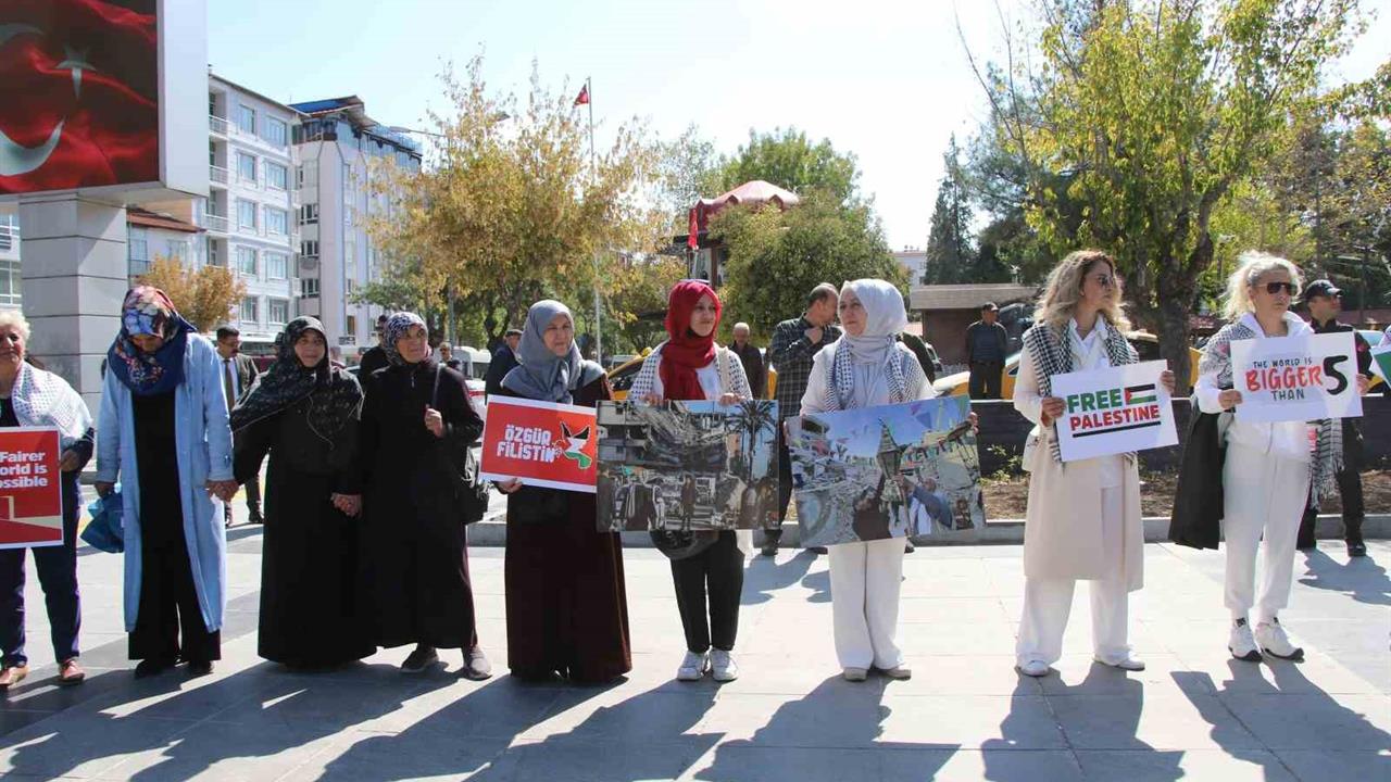 Uşak'ta Kadınlardan Gazze İçin Sessiz Çığlık Etkinliği