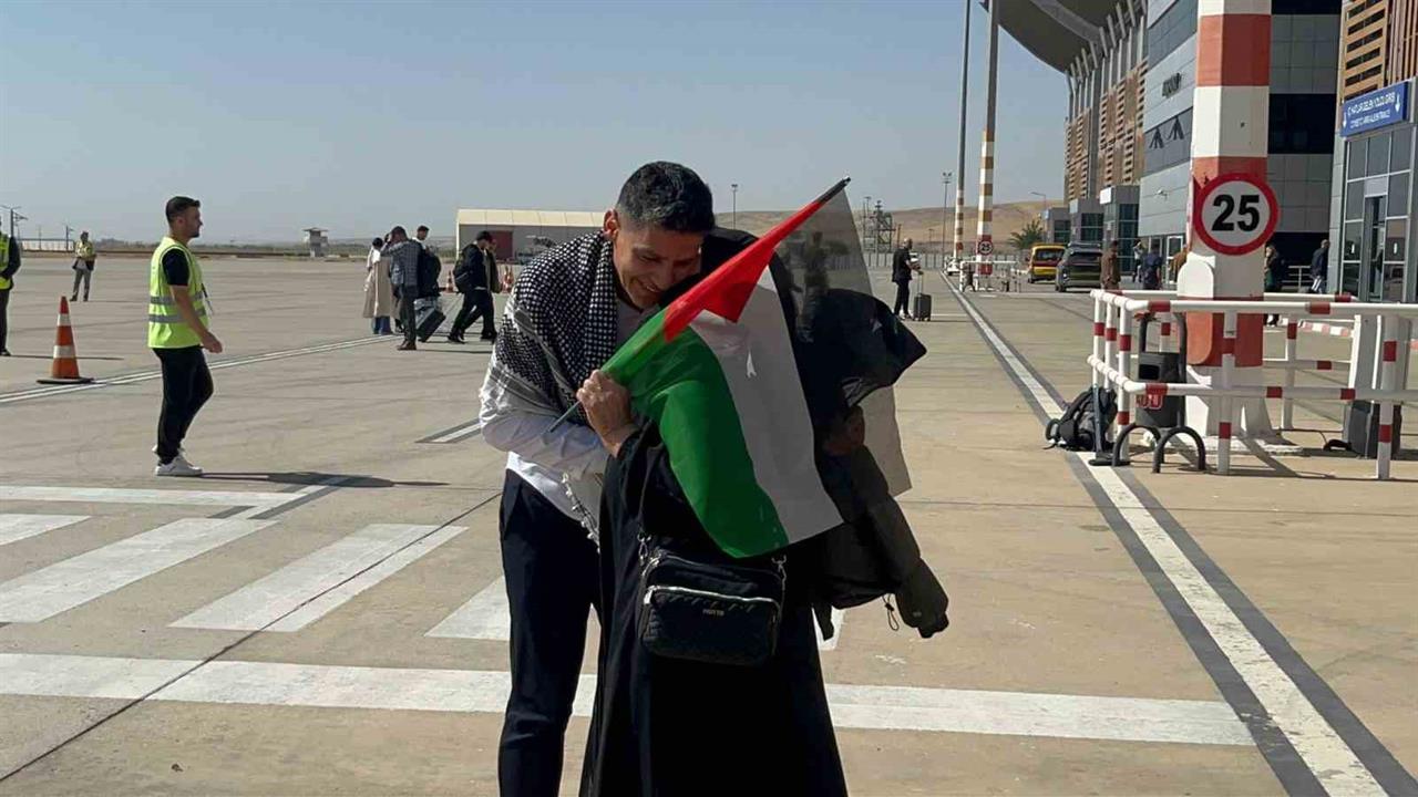 Batmanlı Aktivist Doktor Yalçın, Havalanda Coşkuyla Karşılandı