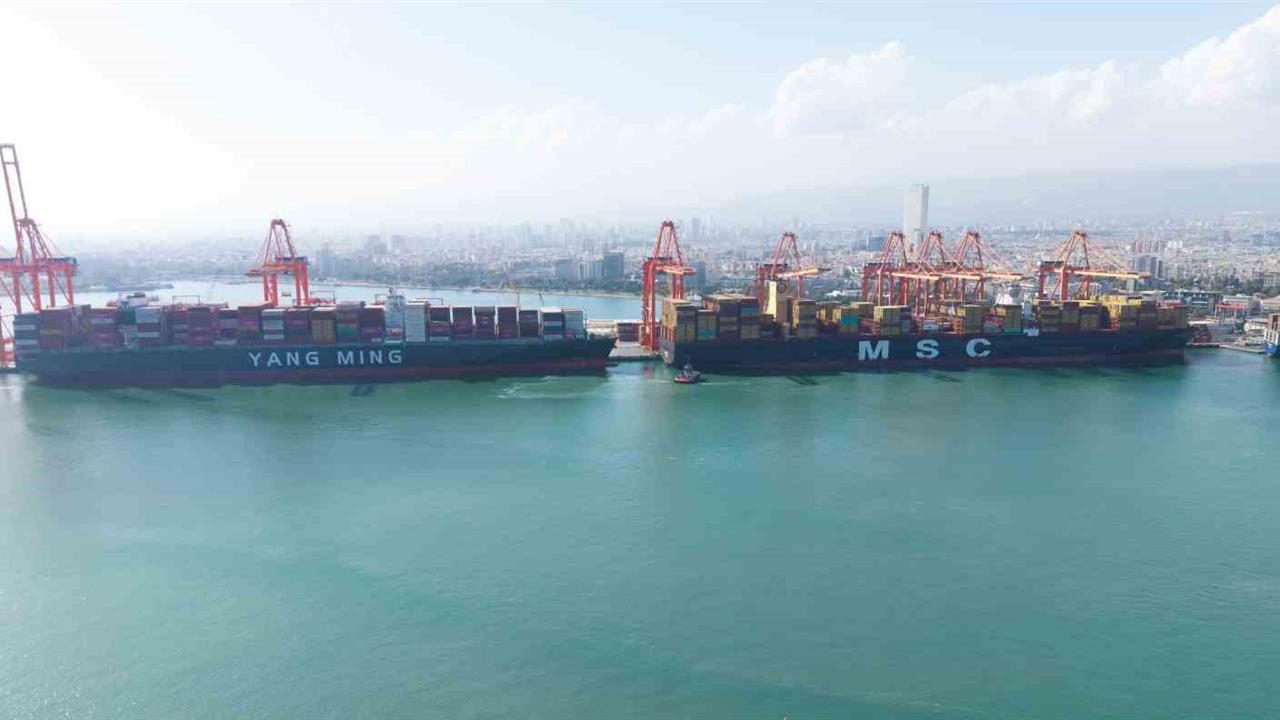 Mersin Limanı'nda Tarihi An: 400 Metrelik Mega Gemi İlk Kez Demir Attı