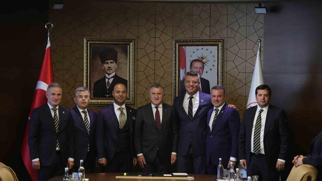 Bakan Bak, Fenerbahçe Yönetimini Kabullenerek Destek Verdi