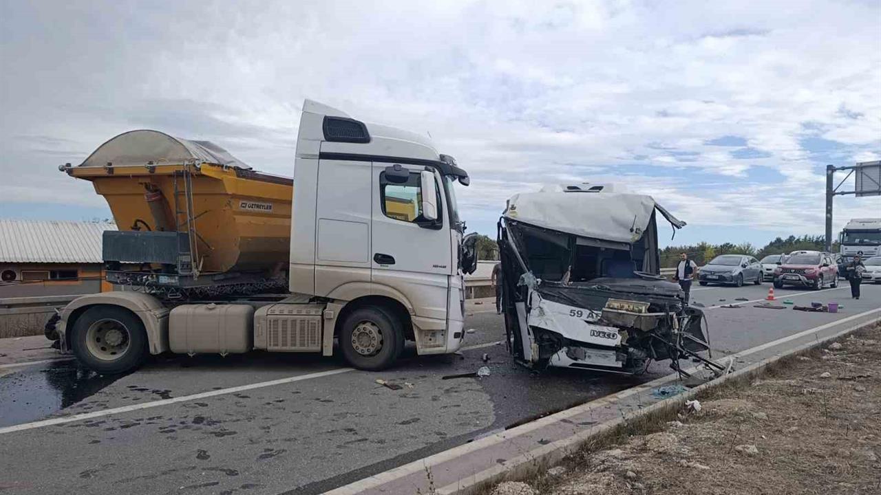 Tekirdağ'da Minibüs ile Tır Kafa Kafaya Çarpıştı: 1 Yaralı