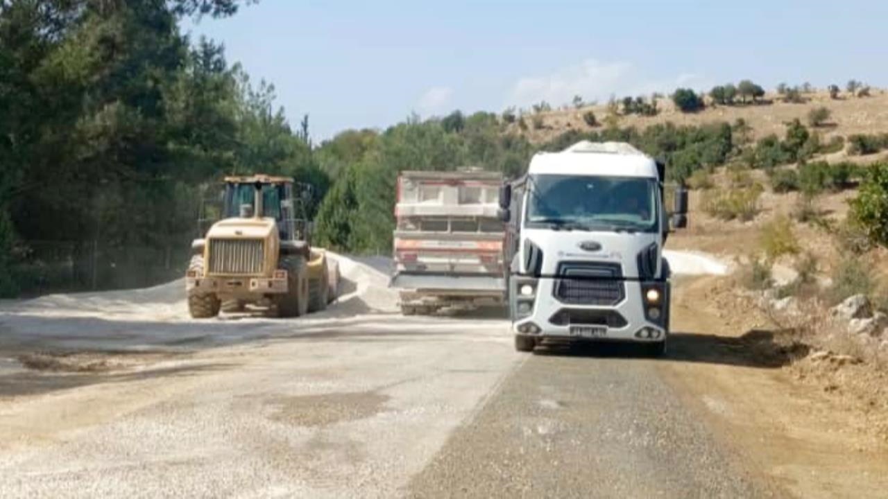 Büyükşehir Belediyesi’nden Tarsus’ta Yeniköy-gömmece Arasında Asfalt Döküm Çalışması