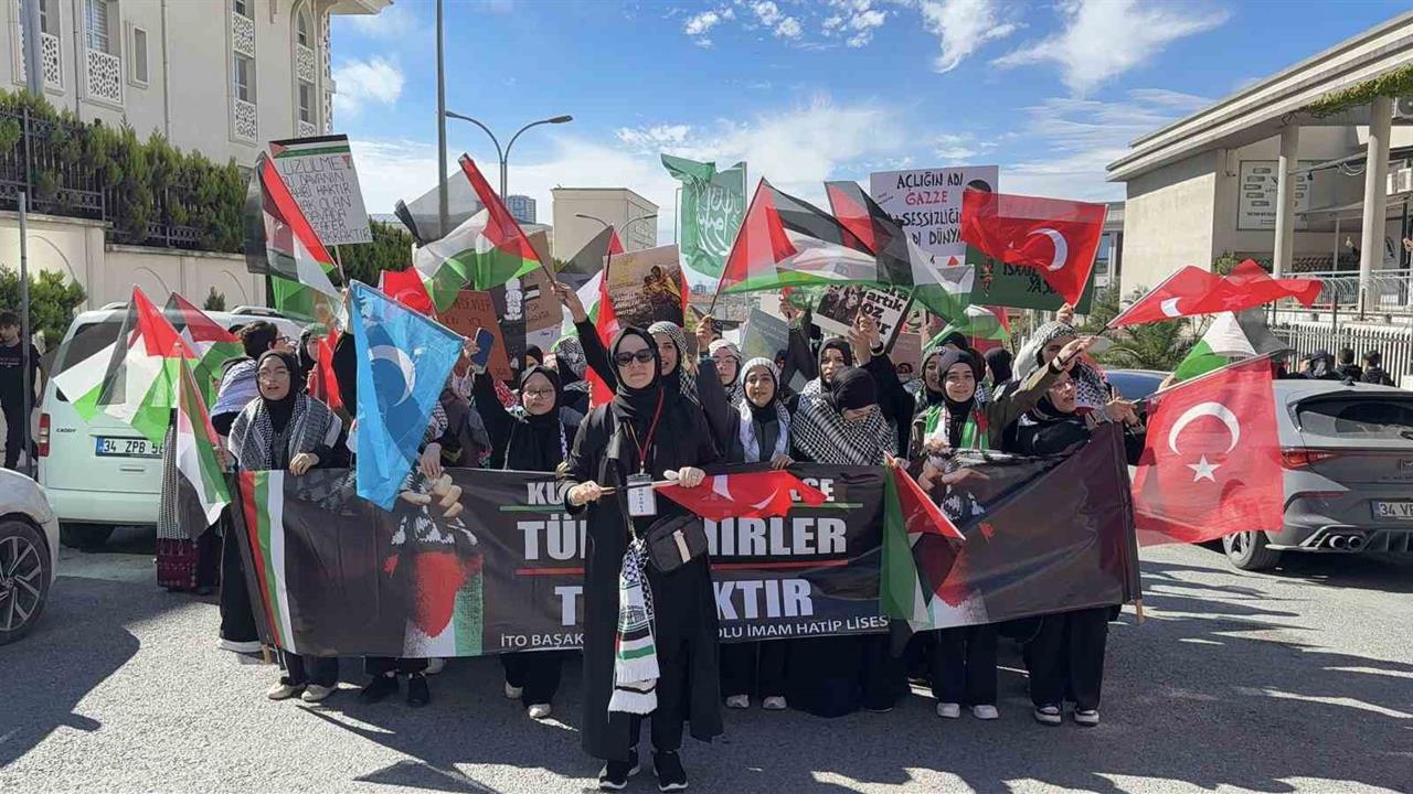 Başakşehir'de Gençlik Yürüyüşü: Farkındalık Mesajı