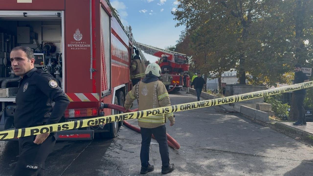 İstanbul'da Fabrika Yangını: Çalışanlar Çatıda Mahsur Kaldı